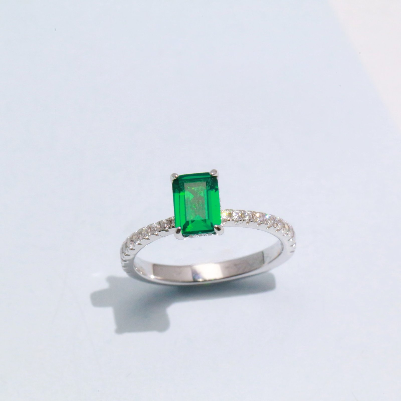 lab grown emelrd simple ring